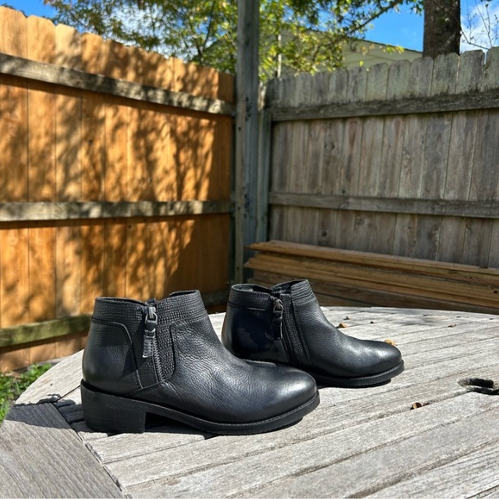 WOMEN'S SOFTWALK RUBI BOOTIES black size 7.5‎ N